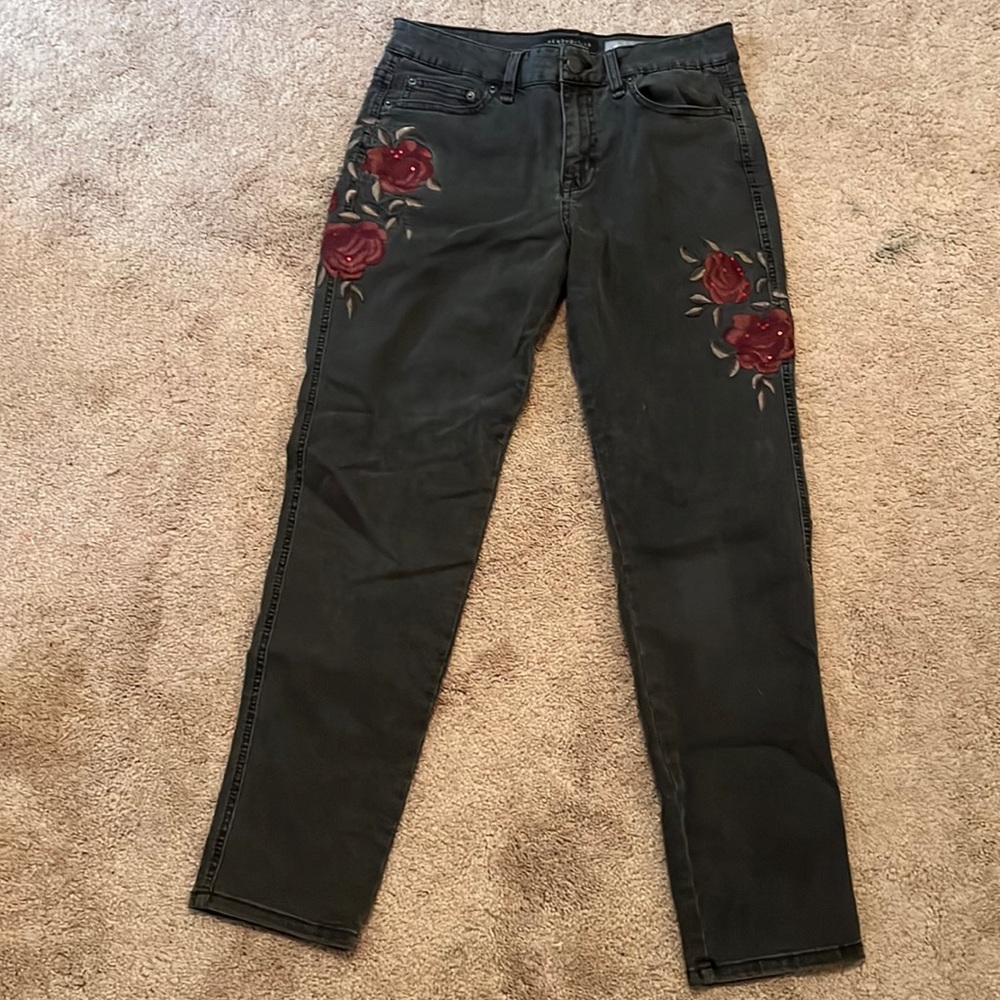 Aéropostale women’s dark grey jeans with roses size: 2